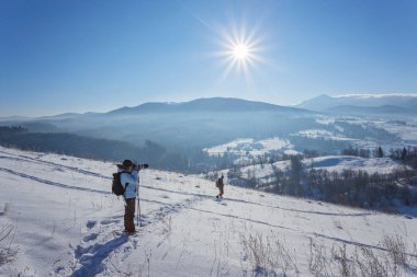 Fantastik kış manzarası ve dağlara giden trodden turist yolu. Tatil arifesinde.