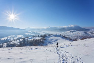 Fantastik kış manzarası ve dağlara giden trodden turist yolu. Tatil arifesinde.