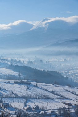 Çit ve yolu ile kırsal Alpin kış manzarası