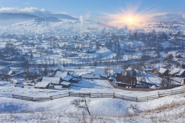 Çit ve yolu ile kırsal Alpin kış manzarası
