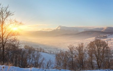 Dağlardaki güzel kış manzarası.