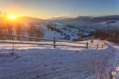 harika sabah dağ manzarası. renkli gökyüzü bulutlu. Karpat, Ukrayna, Avrupa.