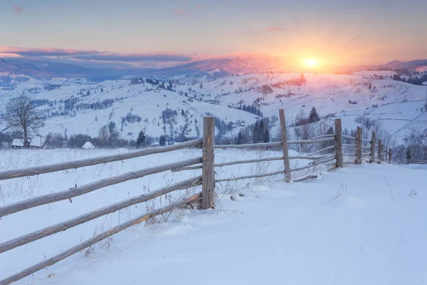 Fantastische ochtend berglandschap. kleurrijke bewolkt. Karpaten, Oekraïne, Europa. — Stockfoto