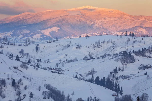 Fantastické ráno horské krajiny. barevné zatažené oblohy. Podkarpatská Ukrajina, Evropa. — Stock fotografie