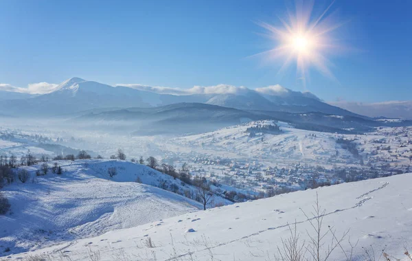 Vinter land landskap med virke staket och snowy road — Stockfoto
