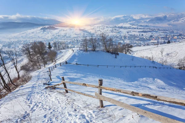 Zimní krajina země s Dřevo oplocení a Sněžná cesta — Stock fotografie