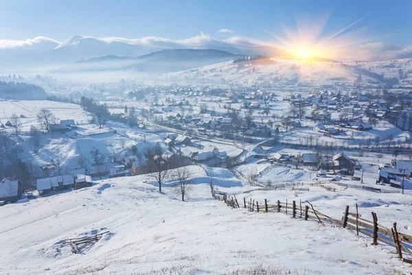 Сельский альпийский зимний пейзаж с забором и тропой — стоковое фото