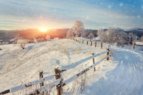 山中美丽的冬季风景. — 图库照片