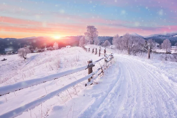 산 속의 아름다운 겨울 풍경. — 스톡 사진