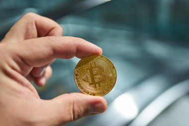 Altın Bitcoin sanal para tutan el.