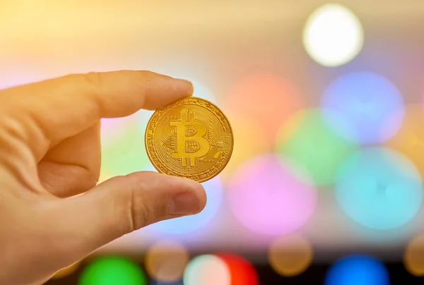 Mans mão segurando Bitcoin dourado — Fotografia de Stock