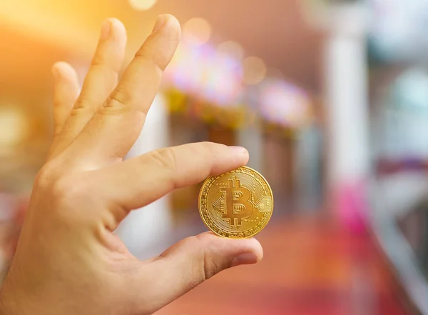 Mans mão segurando Bitcoin dourado — Fotografia de Stock