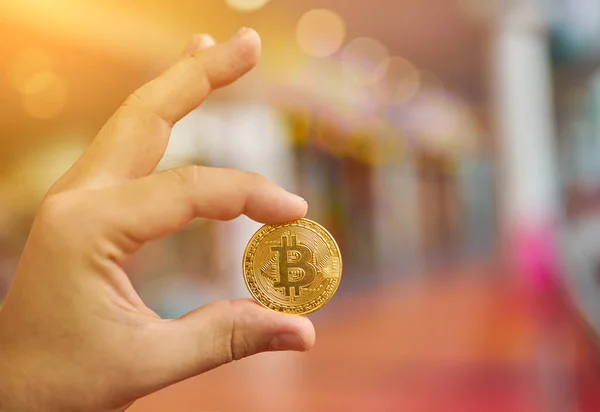 Mão segurando Bitcoin ouro dinheiro virtual . — Fotografia de Stock
