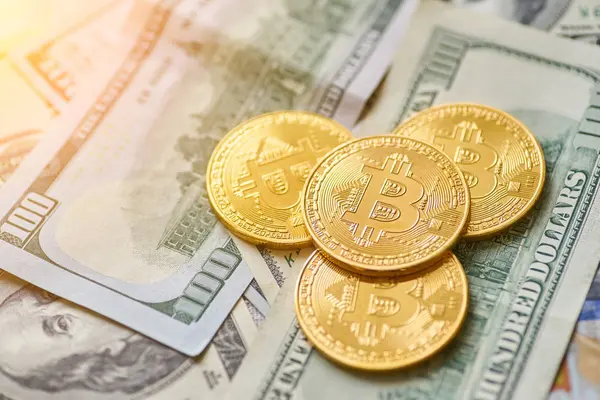 Bitcoin metal dourado no fundo do dólar — Fotografia de Stock