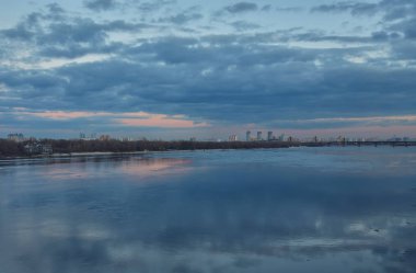 Gün batımında Dinyeper Nehri