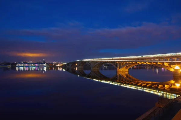 Kyiv Metro ponte à noite — Fotografia de Stock