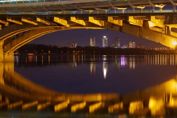 Ponte della metropolitana di Kiev la sera — Foto Stock