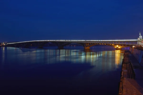 Pont du métro de Kiev dans la soirée — Photo