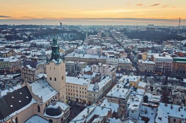 Kış görünümü üzerinde şehir merkezinde Lviv, Ukrayna.