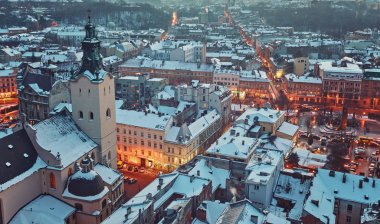 Kış görünümü üzerinde şehir merkezinde Lviv, Ukrayna.