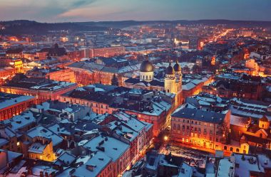 Kış panorama görünümünden Belediye Binası şehir merkezinde Lviv üzerinde,