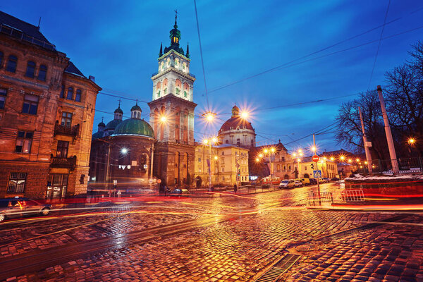 Живописный вид на освещенную колокольню Успенской церкви в Фелли
