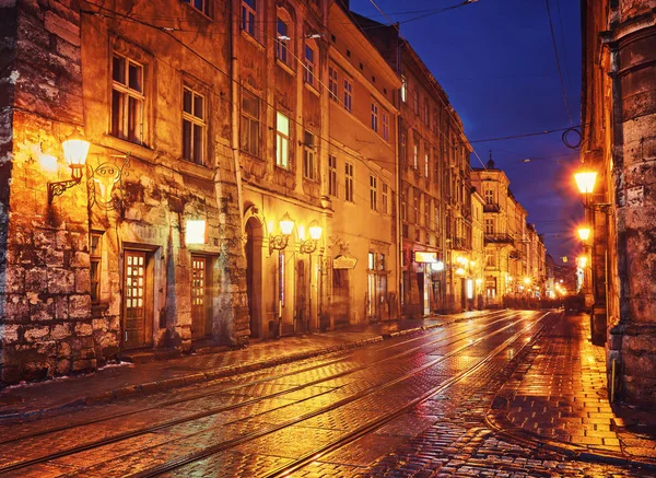 Eski bir Avrupa şehri fener ile gizemli dar sokak — Stok fotoğraf