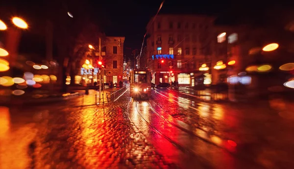 Avond straat met bankjes en lantaarns. — Stockfoto