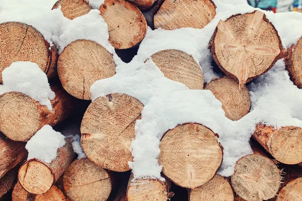 Куча дров. Дрова, сложенные в кучу снега — стоковое фото