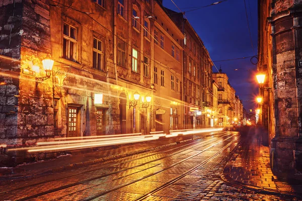 Abendstraße mit Bänken und Laternen. — Stockfoto