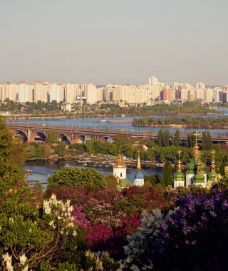 Hryshko Ulusal Botanik Bahçesi görünümden. Dnieper Nehri, Kiev