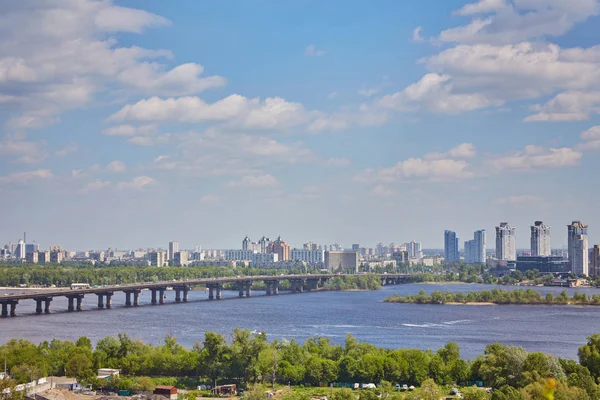 Hermoso paisaje urbano con vista al puente de Paton en Kiev — Foto de Stock