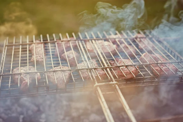 Haut de surlonge steak sur un barbecue, faible profondeur de champ. Été — Photo