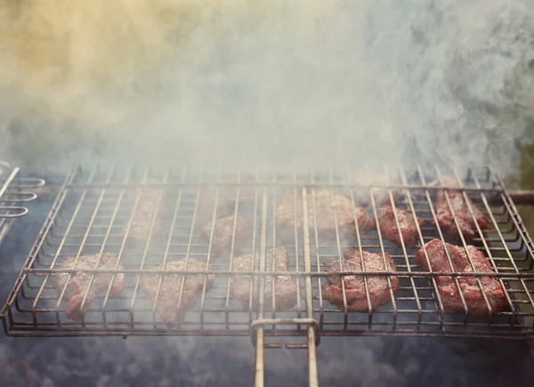 Haut de surlonge steak sur un barbecue, faible profondeur de champ. Été — Photo