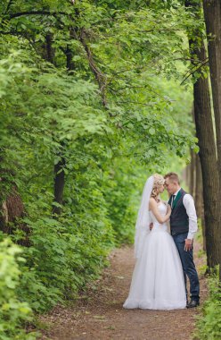 Genç bir çift romantik anların tadını çıkarıyor. 