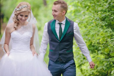 Genç bir çift romantik anların tadını çıkarıyor. 