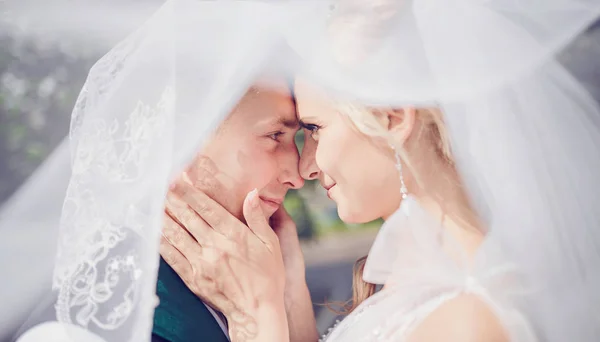 Junges Hochzeitspaar genießt romantische Momente — Stockfoto