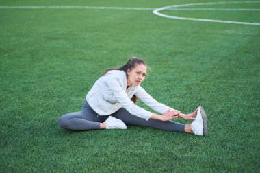 atletik kadın onu bacak germe