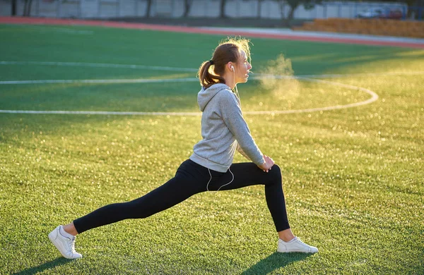 Athletic woman stretching her leg — Stock Photo, Image