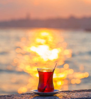 Gün batımı ve İstanbul Boğazı fon karşı Türk çay