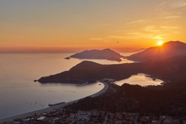 Ölüdeniz manzara güzel günbatımı lagoon Beach, Türkiye'de Deniz Manzaralı.