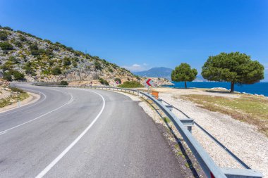 Deniz kıyısında asfalt yol