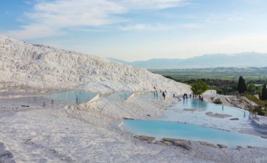 Pamukkale 'deki doğal travertin havuzları ve terasları.