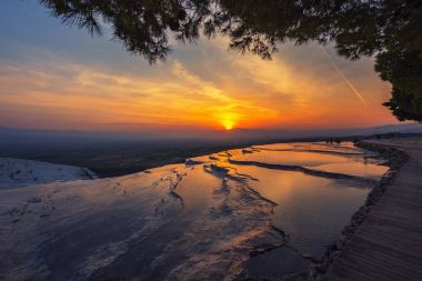 Pamukkale 'deki travertin havuzları ve terasları, hindi