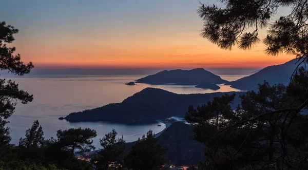 Oludeniz paisagem belo pôr do sol lagoa em vista mar de praia, Turquia . — Fotografia de Stock