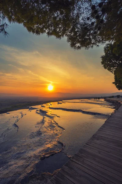 Travertinové bazény a terasy v pamukkale, krůty — Stock fotografie