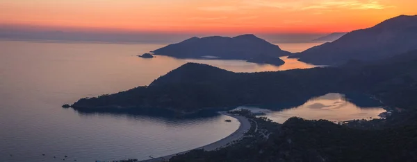 Oludeniz paisagem belo pôr do sol lagoa em vista mar de praia, Turquia . — Fotografia de Stock