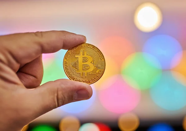 Mão segurando Bitcoin ouro dinheiro virtual . — Fotografia de Stock
