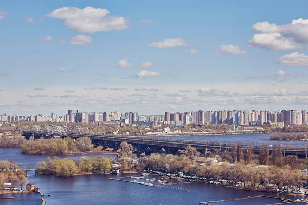 Металевий міст через річку.Металевий міст для автомобілів і поїздів — стокове фото