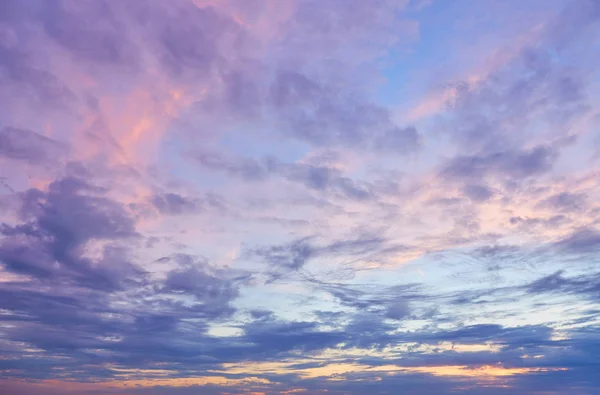 Beau ciel nuageux et lourd au coucher du soleil bleu — Photo